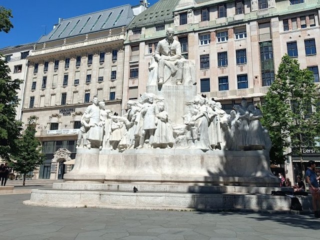 ساحة فوروسمارتي تير في بودابست