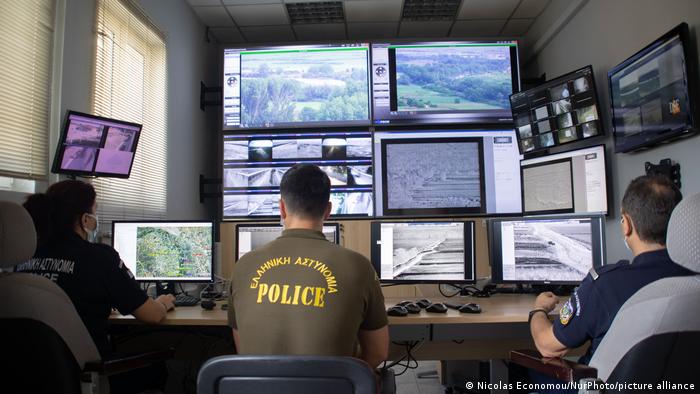 غرفة للتحكم والسيطرة لشرطة الحدود الأوروبية فرونتكس في اليونان