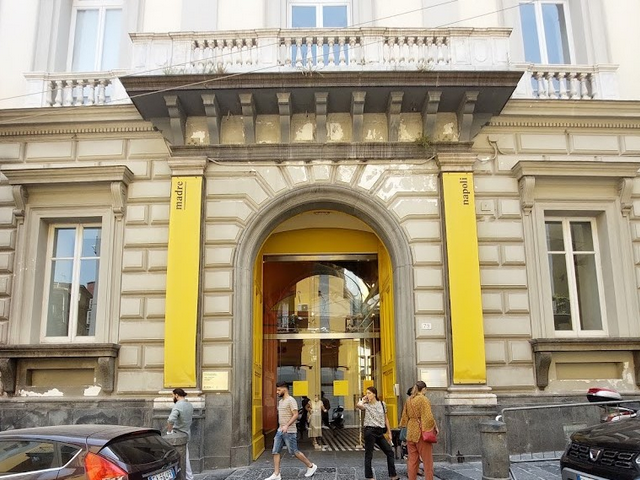 متحف دوناريجينا للفن المعاصر نابولي