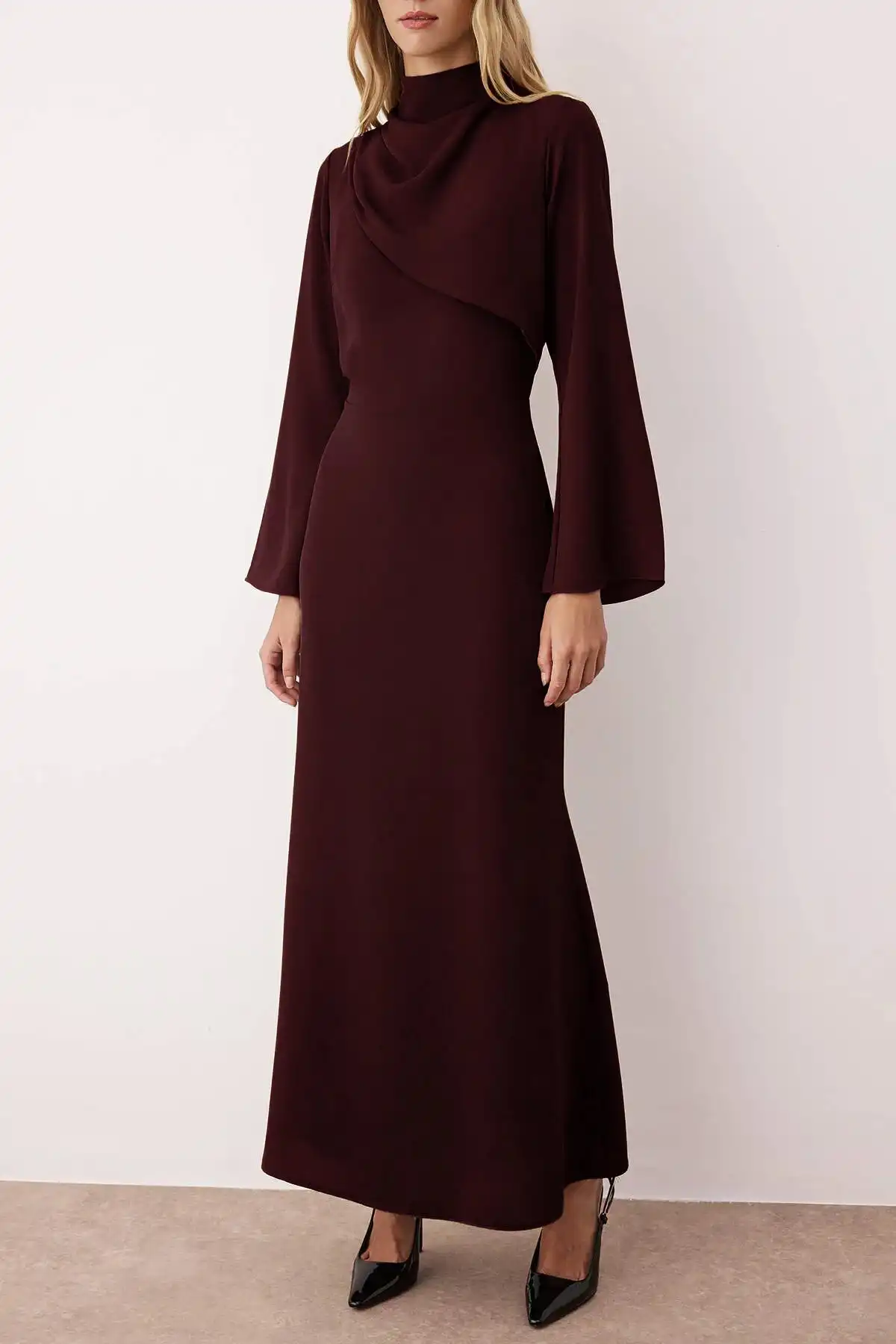 أسرار الأناقة المحتشمة: دليل تنسيق الأزياء اليومية من فساتين وأطقم وعبايات